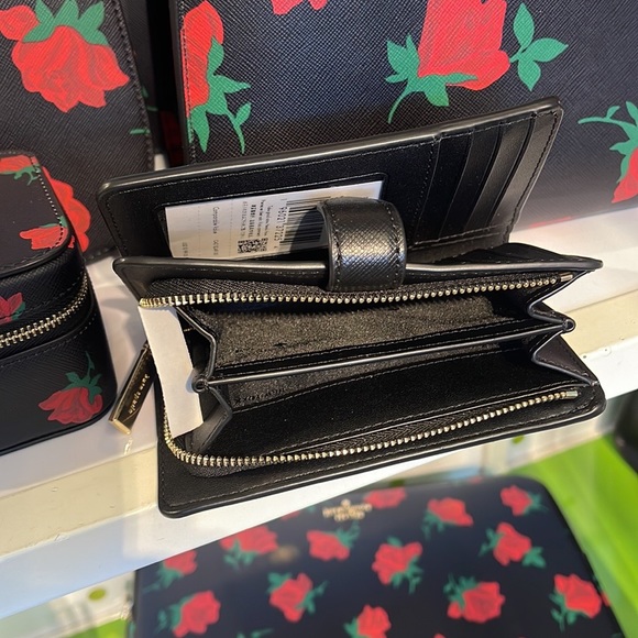 Kate Spade Madison Medium Compact Rose Toss Print Bifold Wallet
Black Multi
NWT - Picture 16 of 16